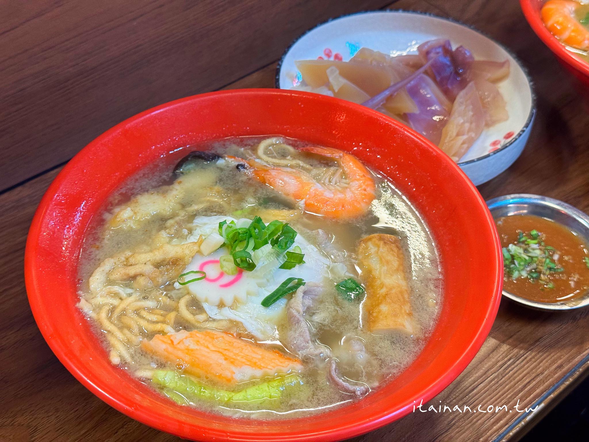 台南美食｜藏在復興市場超有日本味的鍋燒麵店，晚來還會吃不到，炸蝦必點!「老山羊鍋燒麵」