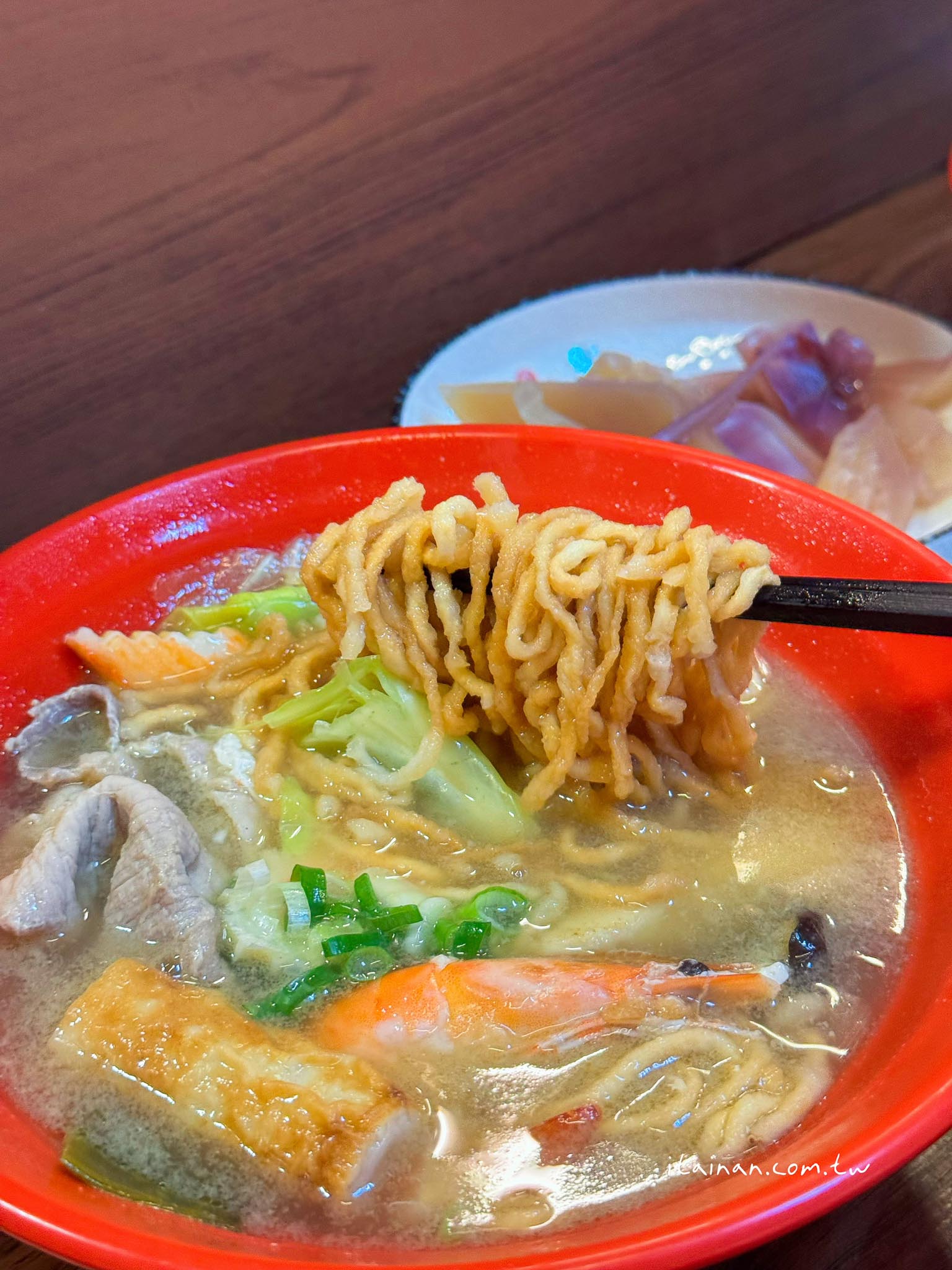 台南美食｜藏在復興市場超有日本味的鍋燒麵店，晚來還會吃不到，炸蝦必點!「老山羊鍋燒麵」