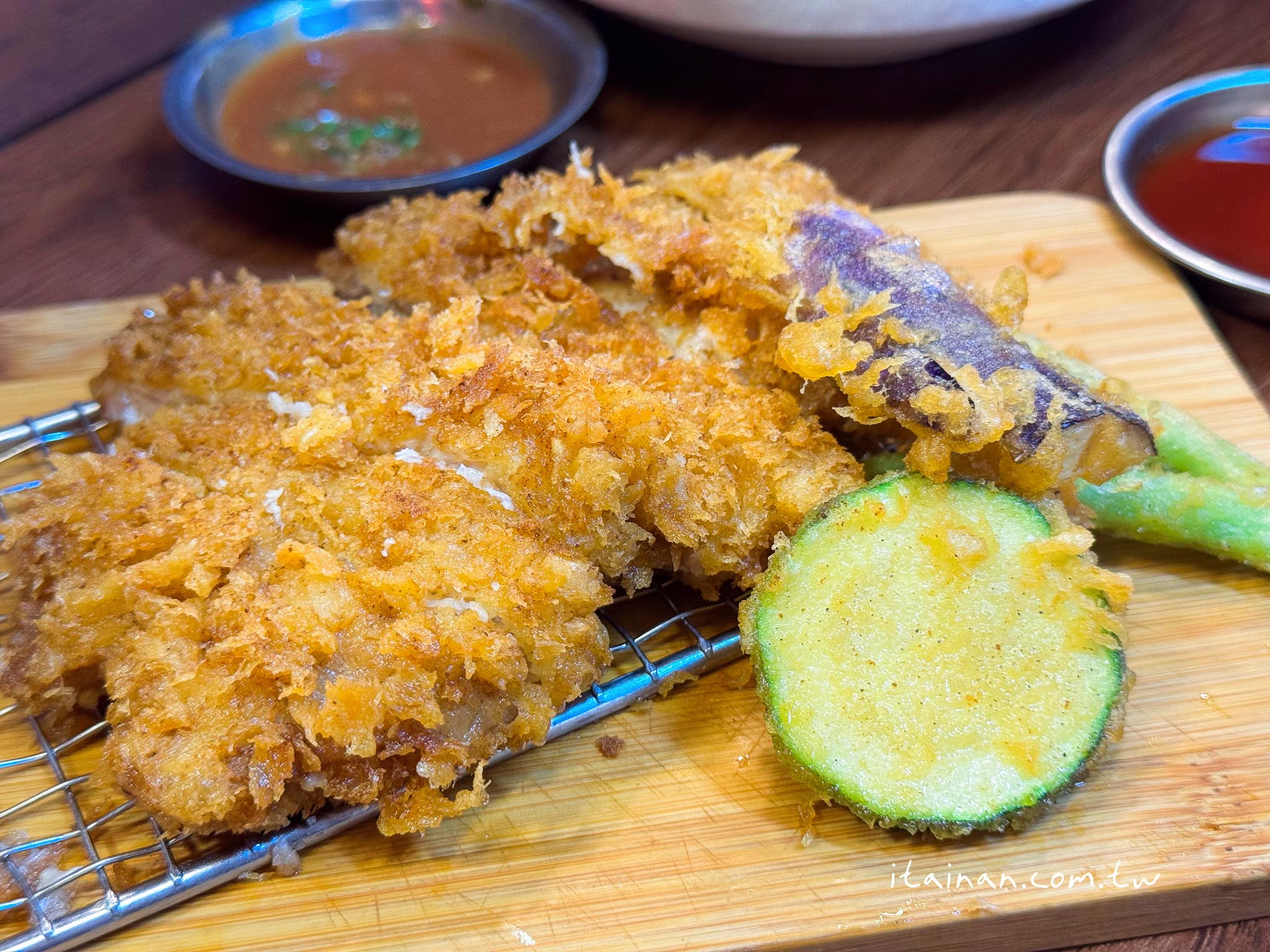 台南美食|藏在復興市場超有日本味的鍋燒麵店,晚來還會吃不到,炸蝦必點!「老山羊鍋燒麵」 台南美食|藏在復興市場超有日本味的鍋燒麵店,晚來還會吃不到,炸蝦必點!「老山羊鍋燒麵」