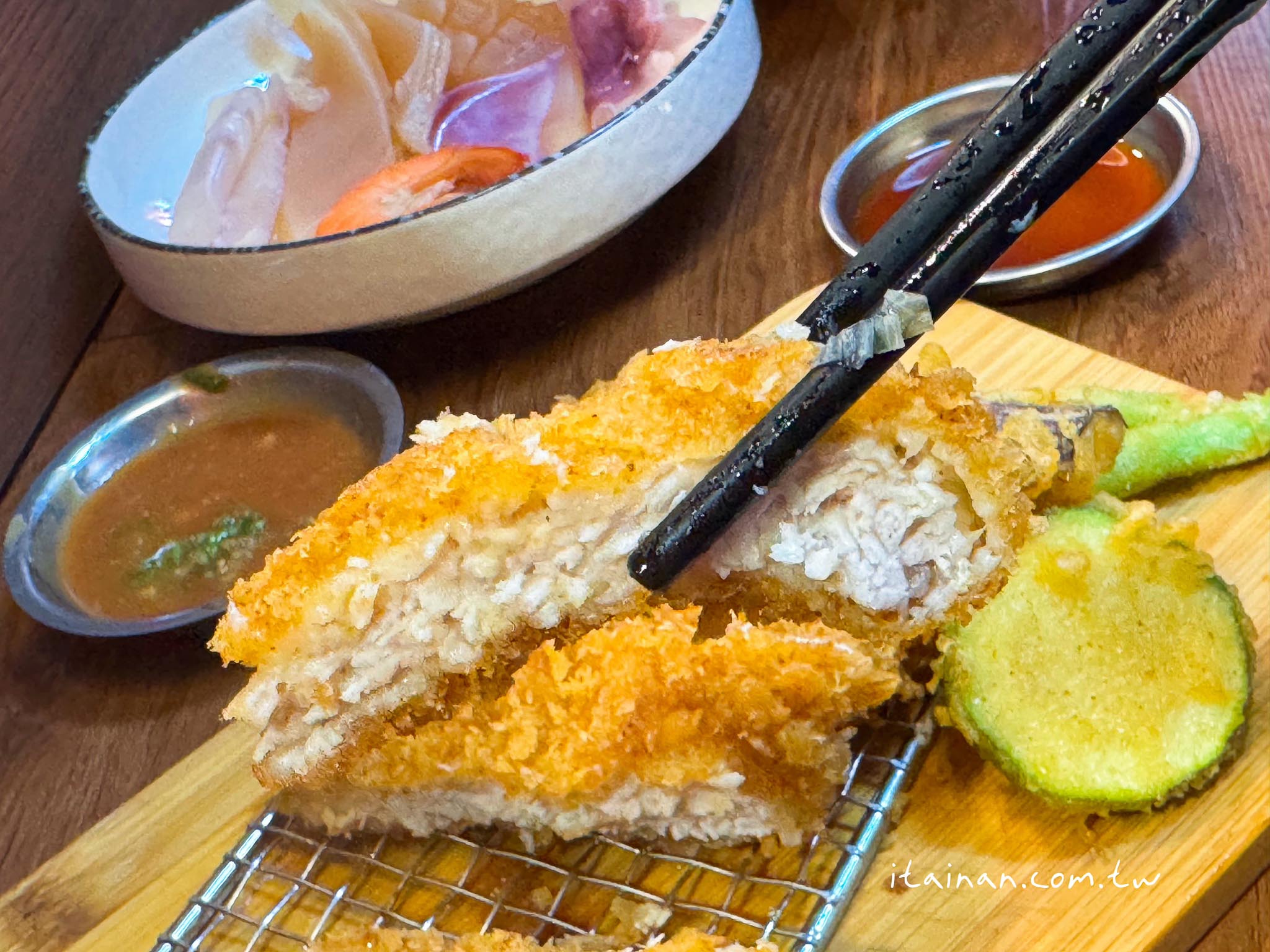 台南美食|藏在復興市場超有日本味的鍋燒麵店,晚來還會吃不到,炸蝦必點!「老山羊鍋燒麵」 台南美食|藏在復興市場超有日本味的鍋燒麵店,晚來還會吃不到,炸蝦必點!「老山羊鍋燒麵」