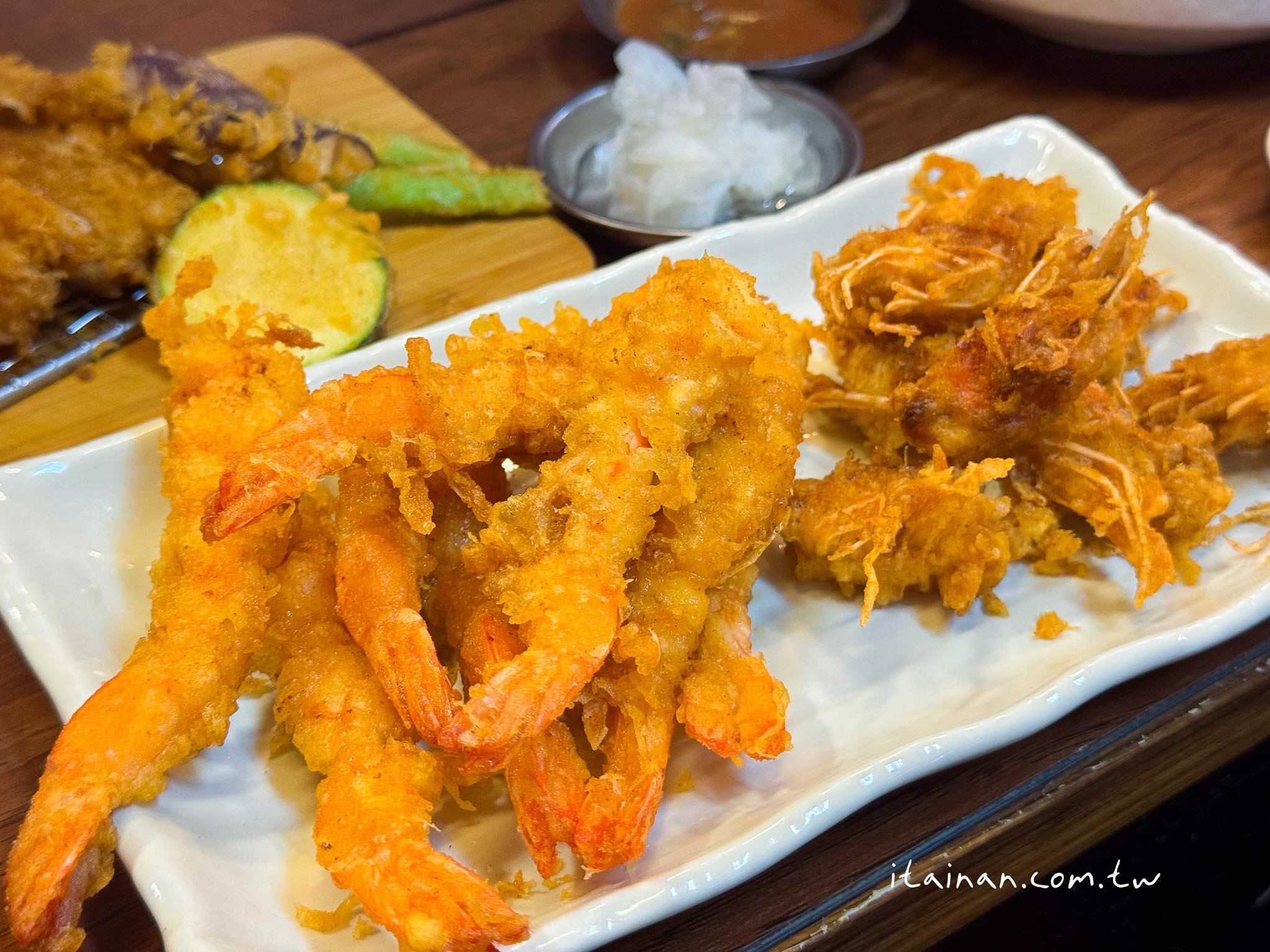 台南美食|藏在復興市場超有日本味的鍋燒麵店,晚來還會吃不到,炸蝦必點!「老山羊鍋燒麵」 台南美食|藏在復興市場超有日本味的鍋燒麵店,晚來還會吃不到,炸蝦必點!「老山羊鍋燒麵」