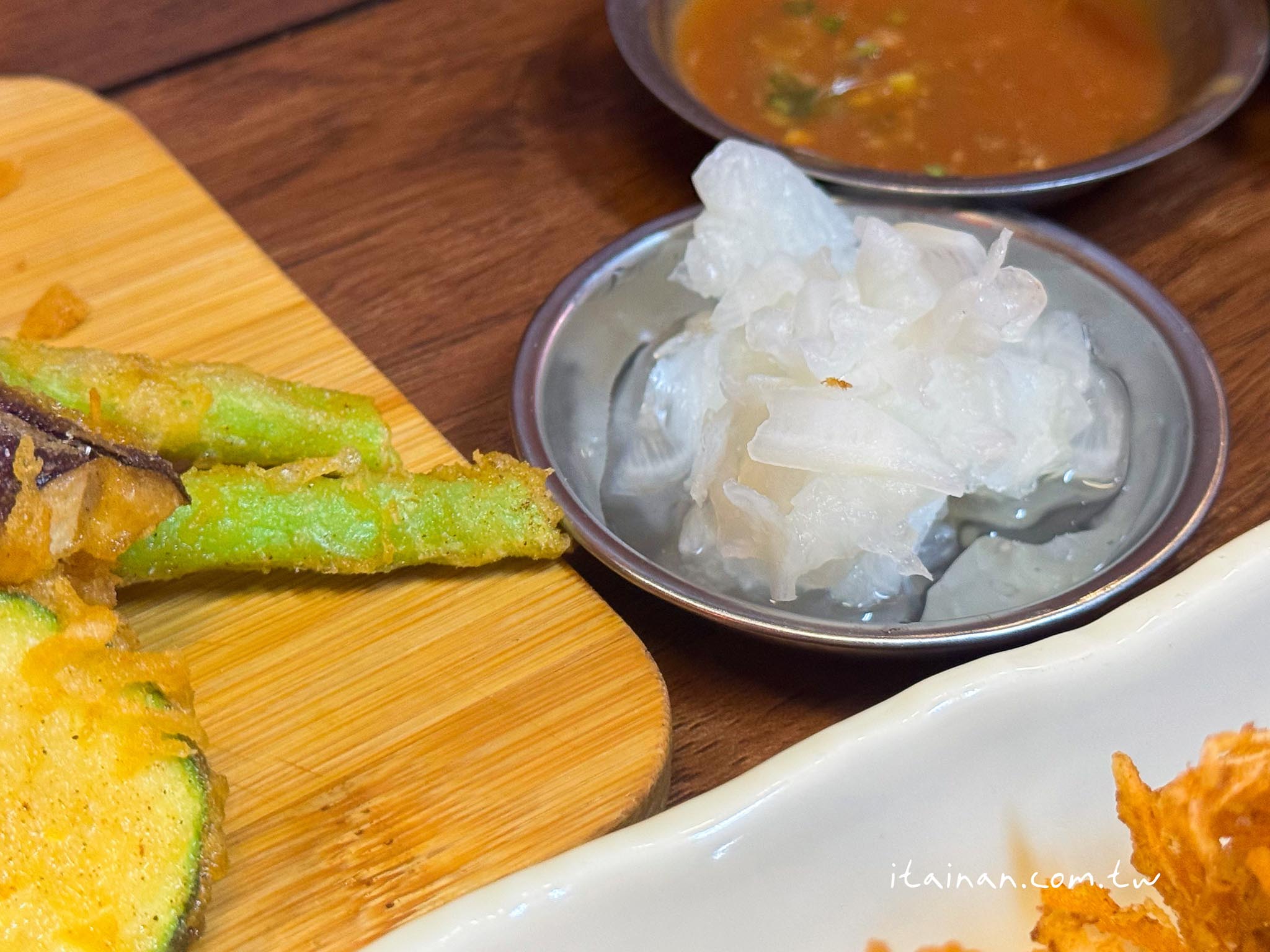 台南美食|藏在復興市場超有日本味的鍋燒麵店,晚來還會吃不到,炸蝦必點!「老山羊鍋燒麵」 台南美食|藏在復興市場超有日本味的鍋燒麵店,晚來還會吃不到,炸蝦必點!「老山羊鍋燒麵」