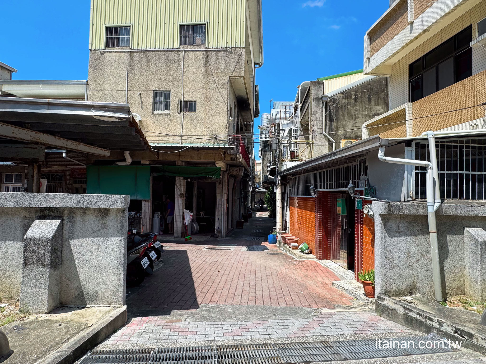 台南巷子裡藏了60年!沒招牌的「阿雲麵攤」,保安市場後方的老台南味,火燒蝦炒麵必點! 台南巷子裡藏了60年!沒招牌的「阿雲麵攤」,保安市場後方的老台南味,火燒蝦炒麵必點!