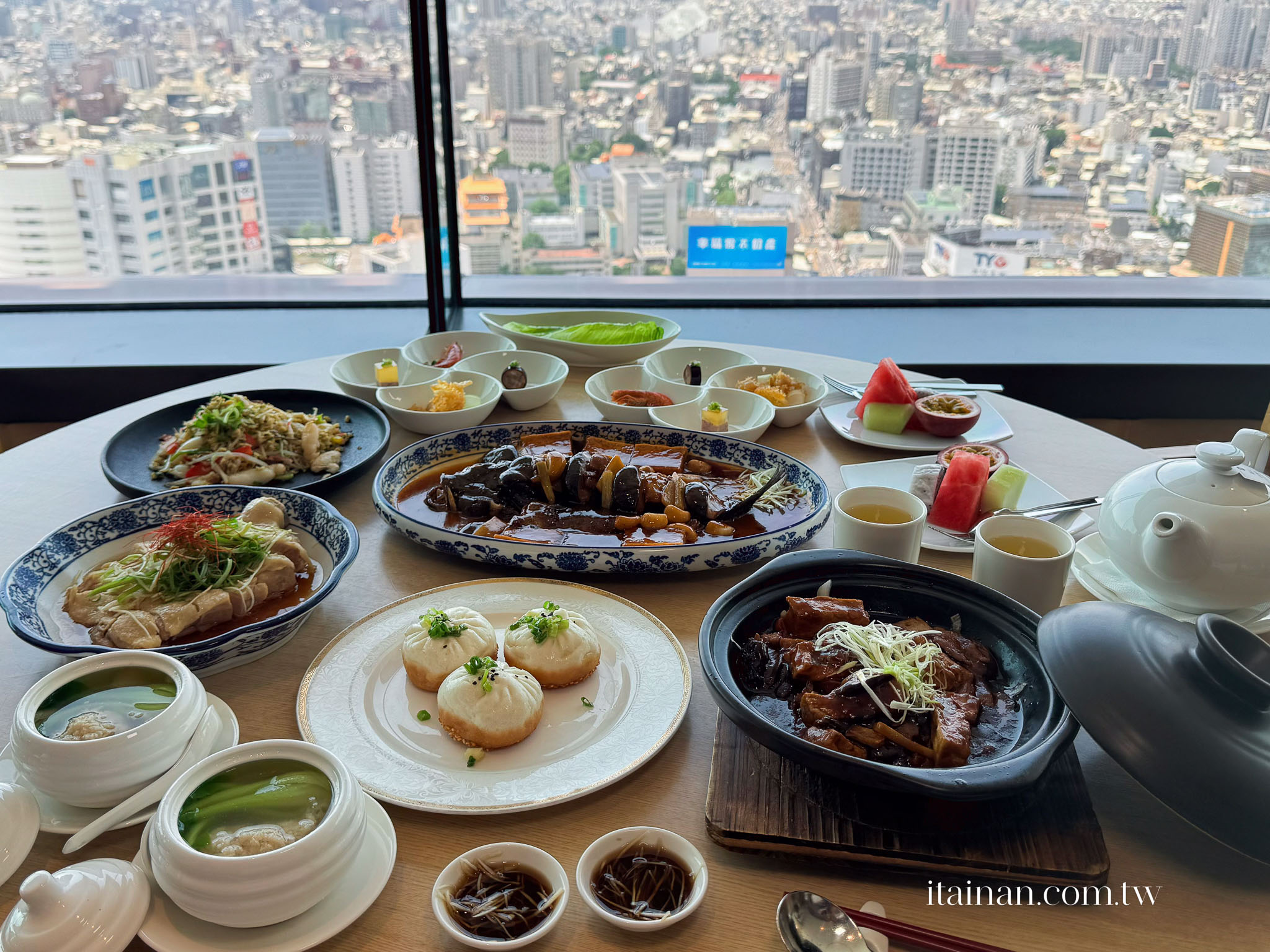 台南38樓高空景觀餐廳,坐擁府城絕佳View,在城市天際線品味道地江浙菜!台南遠東香格里拉「醉月樓中餐廳」 台南38樓高空景觀餐廳,坐擁府城絕佳View,在城市天際線品味道地江浙菜!台南遠東香格里拉「醉月樓中餐廳」